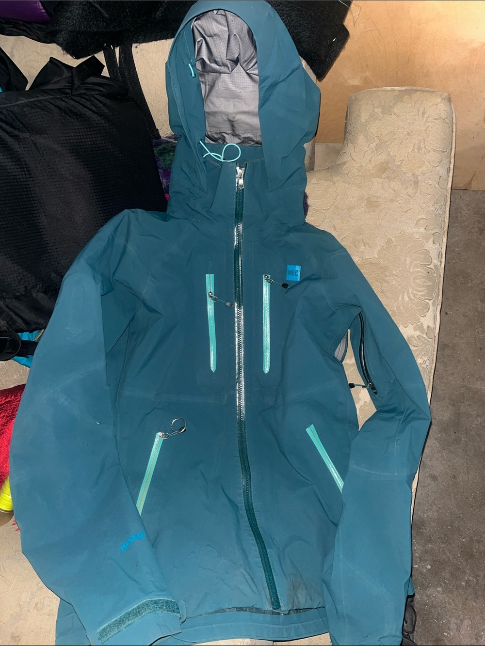 MEC synergy medium woman’s gore Tex pro Ski Jacket with Contrast Aqua Zippers